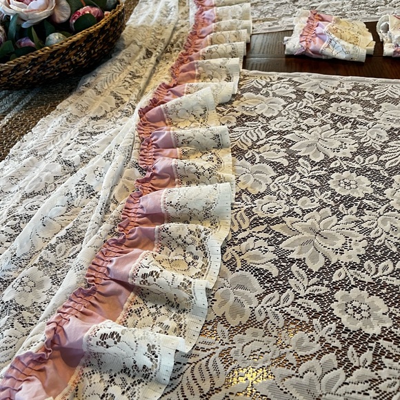 Vintage White and pink lace curtains. - Picture 4 of 5